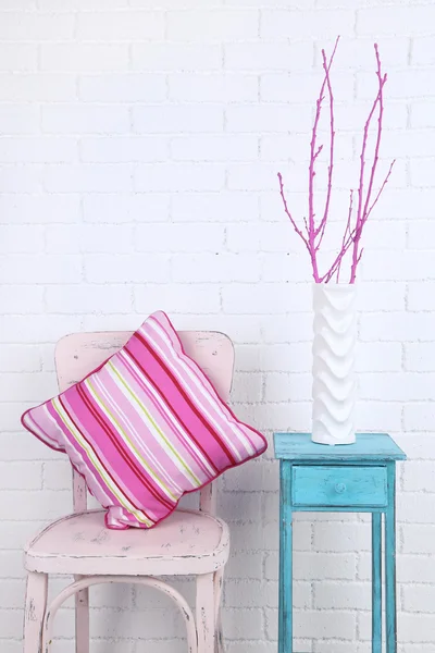 Modern inredning med stol och kudde på vitt tegel vägg bakgrund — Stockfoto