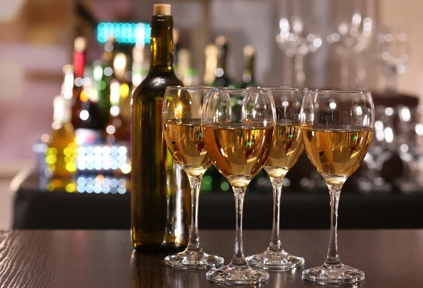 Copas de vino en el mostrador y bar en el fondo — Foto de Stock