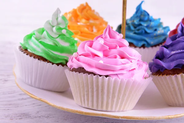 Heerlijke cupcakes op plaat op tabel close-up — Stockfoto
