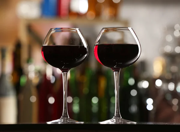 Due bicchieri di vino con bar sullo sfondo — Foto Stock