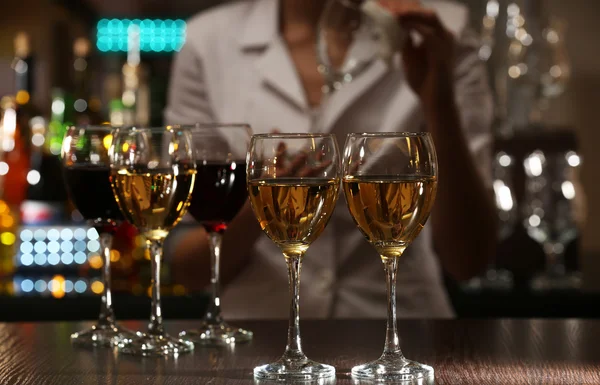 Bartender working at counter — Stock Photo, Image