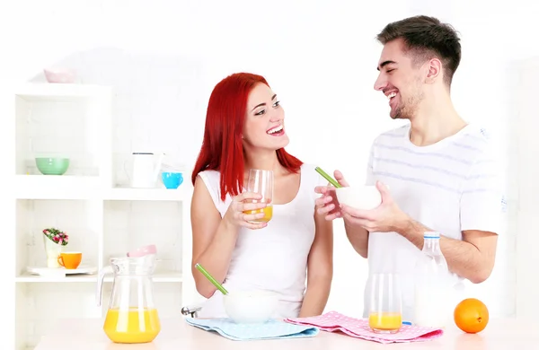 Casal feliz tem café da manhã na cozinha — Fotografia de Stock