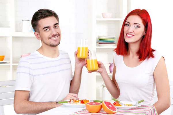 Casal feliz tem café da manhã na cozinha — Fotografia de Stock