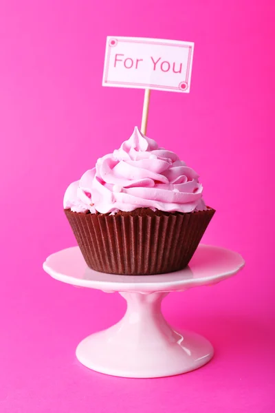 Bolo delicioso com inscrição em fundo rosa — Fotografia de Stock
