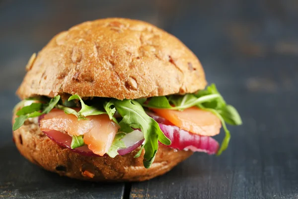 Sandwich con salmón sobre fondo de madera color — Foto de Stock