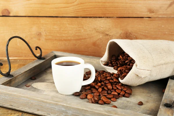 Tasse Kaffee mit Bohnen — Stockfoto