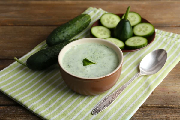 Soupe de concombre dans un bol — Photo