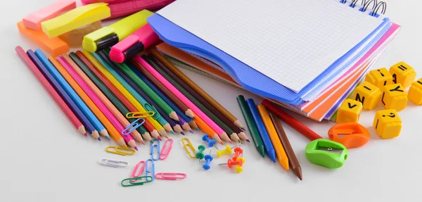 Papelería de la escuela aislado en blanco — Foto de Stock