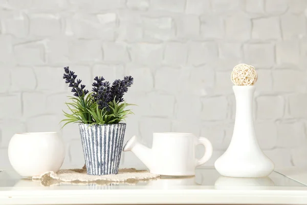 Interiör med dekorativa vaser — Stockfoto