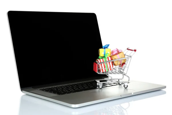 Laptop mit kleinem Warenkorb voller Geschenke isoliert auf weißem Hintergrund — Stockfoto