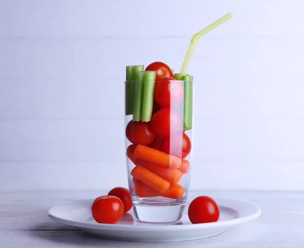 プレートと色の木板背景の管とガラスの野菜 — ストック写真