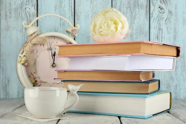 Tasse de thé avec des livres — Photo