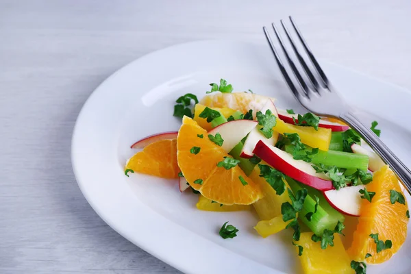 Ensalada Waldorf con naranja en el plato en la mesa de cerca —  Fotos de Stock