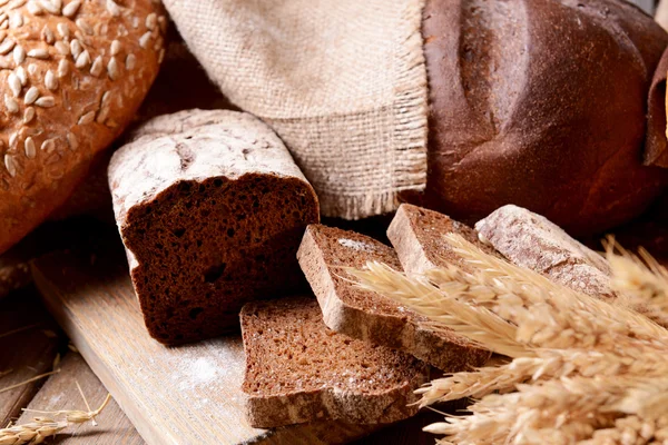 Verschiedenes Brot auf dem Tisch aus nächster Nähe — Stockfoto