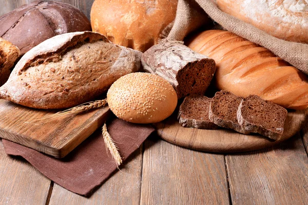 Pão diferente na mesa close-up — Fotografia de Stock