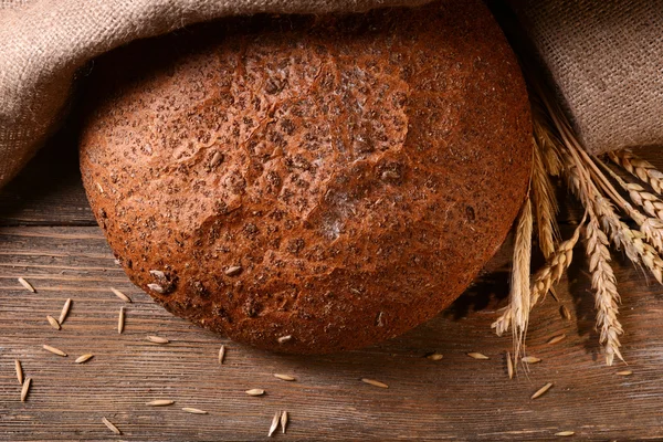 Leckeres Brot auf dem Tisch aus nächster Nähe — Stockfoto