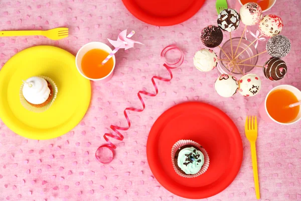 Mesa de cumpleaños preparada para fiesta de niños — Foto de Stock