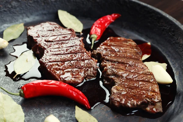 Steak dalam menggoreng pan close up — Stok Foto