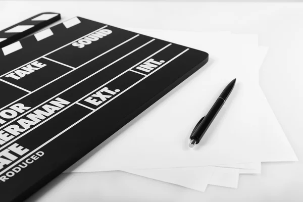 Película clapper con hojas de papel y pluma sobre fondo blanco — Foto de Stock