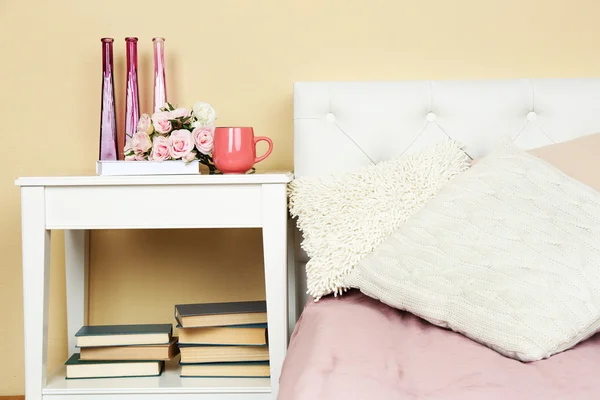 Moderne, farbenfrohe Schlafzimmereinrichtung mit Bett und Nachttisch, mit Designdetails auf hellem Wandhintergrund — Stockfoto