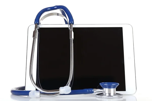 Tablette und blaues Stethoskop isoliert auf weiß — Stockfoto