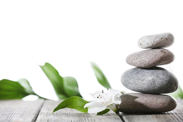 Bodegón de piedras de spa sobre tablones de madera aislados en blanco — Foto de Stock