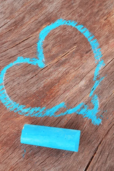 Coeur dessiné de craie sur fond bois gros plan — Photo