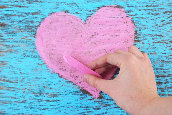 Mano dibuja corazón de tiza en tablero de madera — Foto de Stock