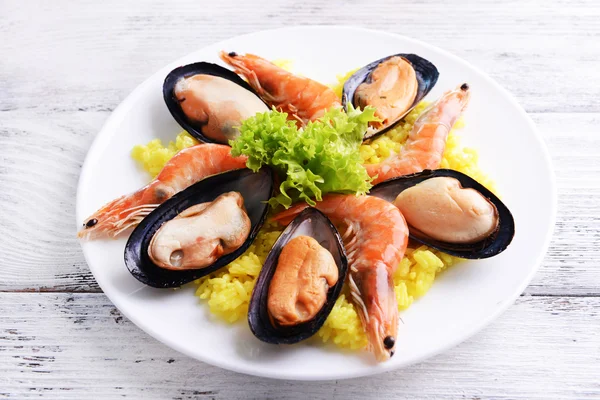 Seafood Paella di piring di atas meja close-up — Stok Foto