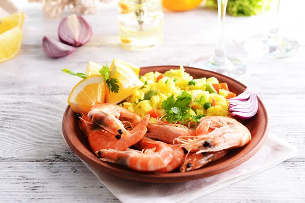 Paella de fruits de mer sur assiette sur table close-up — Photo