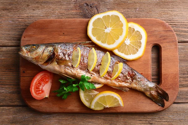 Sabroso pescado al horno en primer plano de la mesa — Foto de Stock