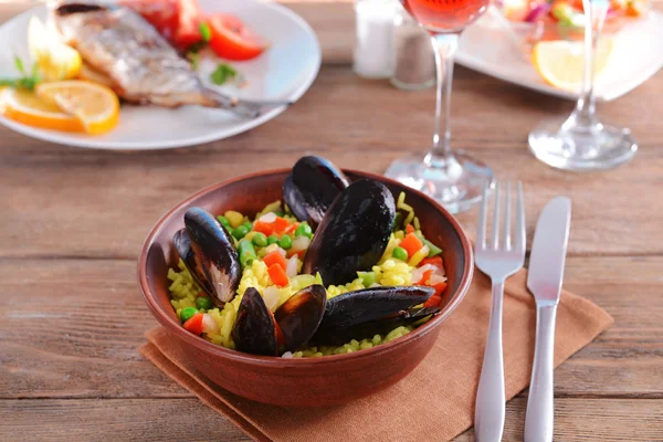 Vis Paella op plaat op tabel close-up — Stockfoto