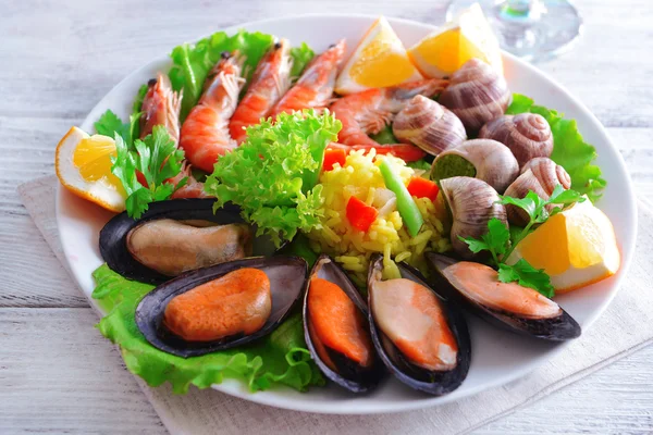 Paella de mariscos en plato en primer plano de la mesa —  Fotos de Stock