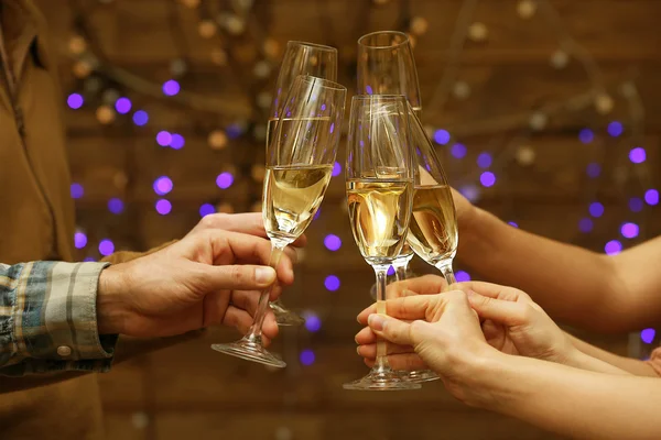 Bicchieri Clinking di champagne — Foto Stock