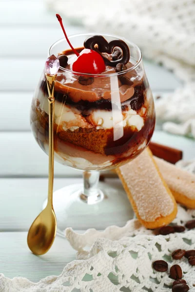 Sabroso postre tiramisú en vidrio, sobre fondo de madera — Foto de Stock