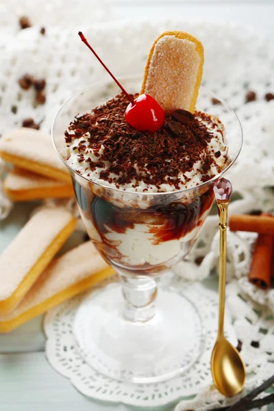 Läckra tiramisu efterrätt i glas, på trä bakgrund — Stockfoto