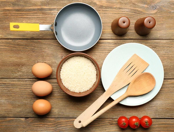 Ingredienti alimentari e utensili da cucina per cucinare su fondo di legno — Foto Stock