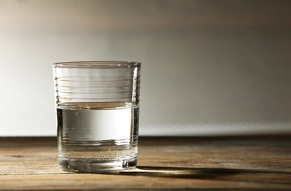 Glas sauberes Mineralwasser auf Oberfläche und Hintergrund — Stockfoto