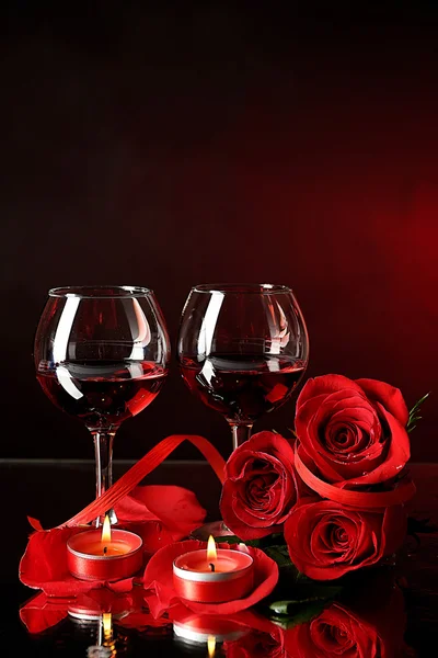 Composición con vino tinto en copas, rosa roja y corazón decorativo sobre fondo colorido —  Fotos de Stock