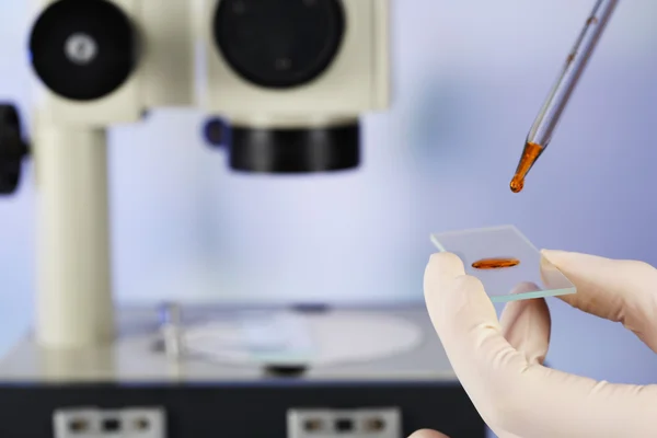 어시스턴트 손 장갑 현미경 및 배경을 흐리게 실험실에 분석을 만들기에 — 스톡 사진