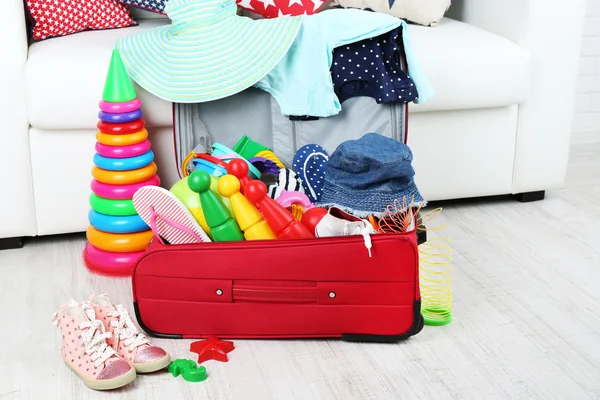 Suitcase packed with clothes — Stock Photo, Image