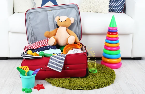 Suitcase packed with clothes — Stock Photo, Image