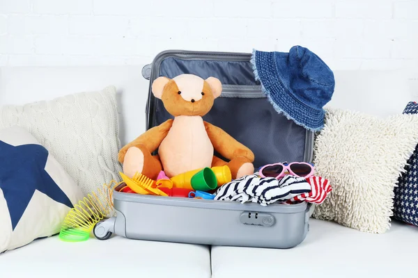 Suitcase packed with clothes — Stock Photo, Image