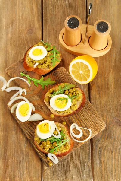 Sandwiches with green peas paste — Stock Photo, Image