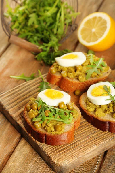 Sandwiches with green peas paste — Stock Photo, Image