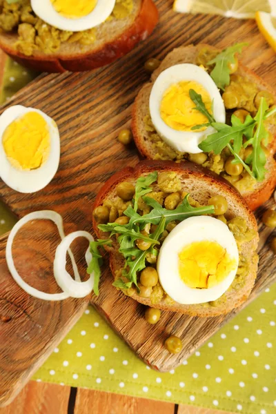 Sandwiches with green peas paste — Stock Photo, Image