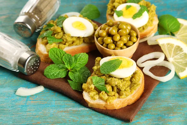 Sandwiches with green peas paste — Stock Photo, Image