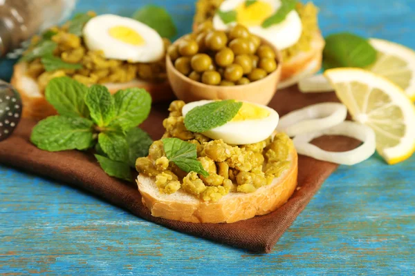Sandwiches with green peas paste — Stock Photo, Image