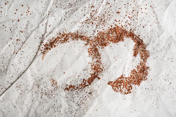 ココアとしわくちゃ枚用紙の背景の上に砂糖の痕跡 — ストック写真