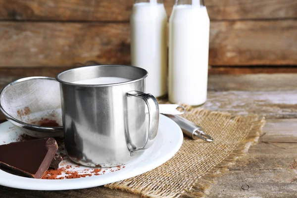 Μεταλλικά κούπα και γυαλί φιάλες του γάλακτος — Φωτογραφία Αρχείου